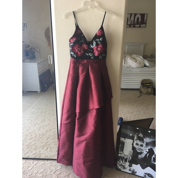 Soieblu Sequin & Embroidered Gown - Picture 5 of 8